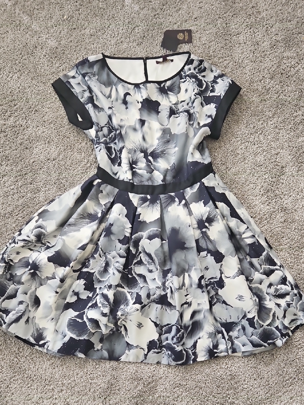 NWT Marchesa Black & White Floral Fit-and-Flare Dress 10 - Picture 2 of 11